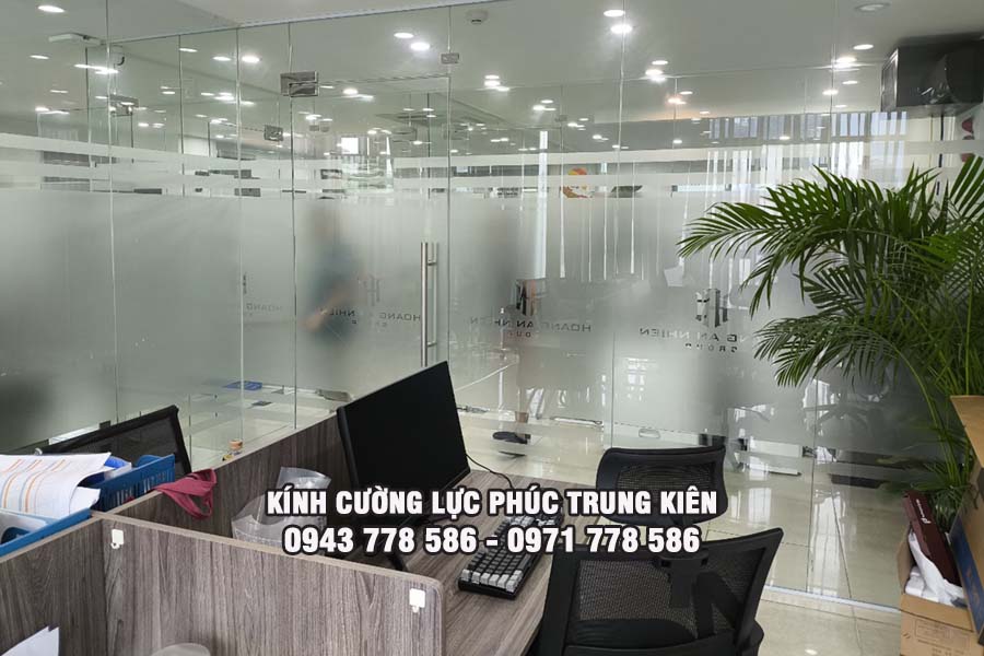 ứng dụng kính cường lực trong văn phòng